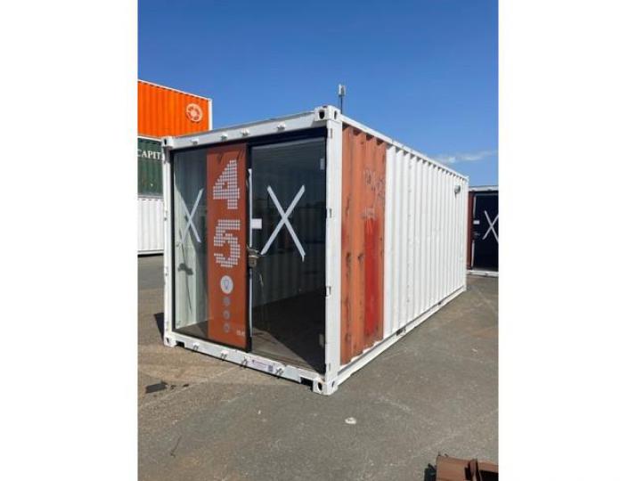 Zeecontainer aangepast met glazen voorkant